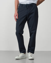 Cargar imagen en el visor de la galería, PANTALON TÉCNICO CON CODON Y GOMA MARINO