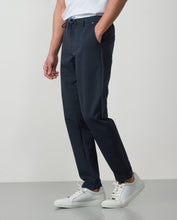 Cargar imagen en el visor de la galería, PANTALON TÉCNICO CON CODON Y GOMA MARINO