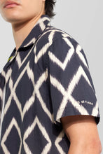 Cargar imagen en el visor de la galería, CAMISA RESORT ESTAMPADA NEGRA