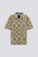 Cargar imagen en el visor de la galería, CAMISA RESORT ESTAMPADA BEIGE