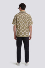 Cargar imagen en el visor de la galería, CAMISA RESORT ESTAMPADA BEIGE