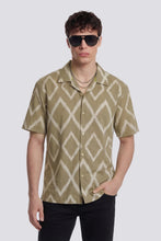 Cargar imagen en el visor de la galería, CAMISA RESORT ESTAMPADA BEIGE