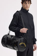 Cargar imagen en el visor de la galería, BOLSA DE DEPORTE FRED PERRY NEGRA