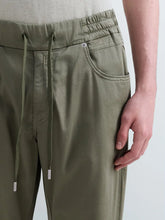 Cargar imagen en el visor de la galería, VAQUEROS SLIM FIT LANNY VERDE