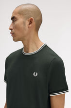 Cargar imagen en el visor de la galería, CAMISETA RIVETE DOS FRANJAS VERDE