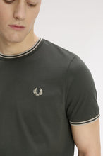 Cargar imagen en el visor de la galería, CAMISETA TWIN TIPPED VERDE/AVENA