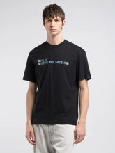 Cargar imagen en el visor de la galería, ESTAMPATU BELTZAREKIN ETA DOIKUNTZA ERLAXATUA DUEN KAMISETA