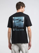 Cargar imagen en el visor de la galería, ESTAMPATU BELTZAREKIN ETA DOIKUNTZA ERLAXATUA DUEN KAMISETA