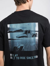 Cargar imagen en el visor de la galería, ESTAMPATU BELTZAREKIN ETA DOIKUNTZA ERLAXATUA DUEN KAMISETA