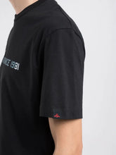 Cargar imagen en el visor de la galería, ESTAMPATU BELTZAREKIN ETA DOIKUNTZA ERLAXATUA DUEN KAMISETA