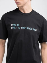 Cargar imagen en el visor de la galería, ESTAMPATU BELTZAREKIN ETA DOIKUNTZA ERLAXATUA DUEN KAMISETA