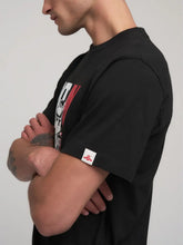 Cargar imagen en el visor de la galería, CAMISETA CON ESTAMPADO GRANDE NEGRA