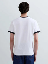 Cargar imagen en el visor de la galería, CAMISETA CON ESTAMPADO Y BORDES EN CONTRASTE BLANCA