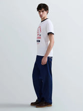 Cargar imagen en el visor de la galería, CAMISETA CON ESTAMPADO Y BORDES EN CONTRASTE BLANCA