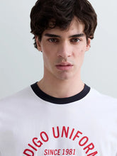 Cargar imagen en el visor de la galería, CAMISETA CON ESTAMPADO Y BORDES EN CONTRASTE BLANCA