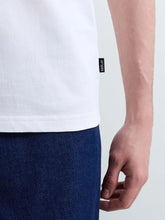 Cargar imagen en el visor de la galería, CAMISETA CON ESTAMPADO Y BORDES EN CONTRASTE BLANCA