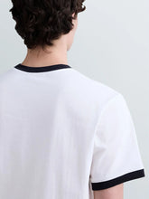 Cargar imagen en el visor de la galería, CAMISETA CON ESTAMPADO Y BORDES EN CONTRASTE BLANCA