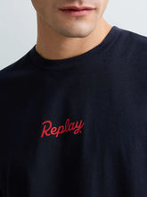 Cargar imagen en el visor de la galería, CAMISETA CON ESTAMPADO CON LOGOTIPO DELANTE Y DETRÁS MARINO