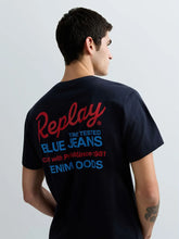 Cargar imagen en el visor de la galería, CAMISETA CON ESTAMPADO CON LOGOTIPO DELANTE Y DETRÁS MARINO