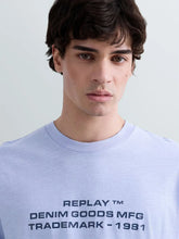 Cargar imagen en el visor de la galería, CAMISETA DE ALGODÓN Y LINO CON INSCRIPCIÓN AZUL