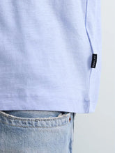 Cargar imagen en el visor de la galería, CAMISETA DE ALGODÓN Y LINO CON INSCRIPCIÓN AZUL