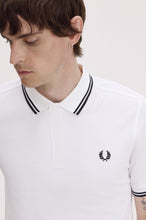 Cargar imagen en el visor de la galería, POLO FRED PERRY BLANCO/NEGRO/NEGRO