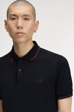 Cargar imagen en el visor de la galería, POLO FRED PERRY MARINO/BRANDY/MARRÓN