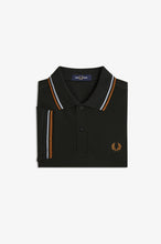 Cargar imagen en el visor de la galería, POLO TWIN FRED PERRY VERDE/CARAMELO/AZUL