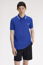 Cargar imagen en el visor de la galería, POLO FRED PERRY AZUL ROYAL/BLANCO/BLANCO