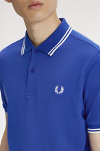 Cargar imagen en el visor de la galería, POLO FRED PERRY AZUL ROYAL/BLANCO/BLANCO