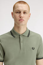 Cargar imagen en el visor de la galería, POLO FRED PERRY VERDE //NEGRO/NEGRO