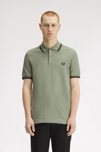Cargar imagen en el visor de la galería, POLO FRED PERRY VERDE //NEGRO/NEGRO