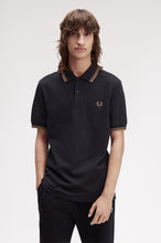 Cargar imagen en el visor de la galería, POLO FRED PERRY NEGRO/ PIEDRA SOMBREADO