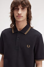 Cargar imagen en el visor de la galería, POLO FRED PERRY NEGRO/ PIEDRA SOMBREADO