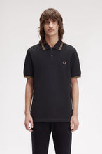 Cargar imagen en el visor de la galería, POLO FRED PERRY NEGRO/ PIEDRA SOMBREADO
