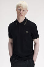 Cargar imagen en el visor de la galería, POLO FRED PERRY NEGRO/VERDE/VERDE