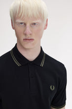 Cargar imagen en el visor de la galería, POLO FRED PERRY NEGRO/VERDE/VERDE