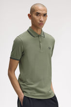 Cargar imagen en el visor de la galería, POLO FRED PERRY VERDE LAUREL
