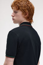 Cargar imagen en el visor de la galería, POLO FRED PERRY MARINO/ROJO/VERDE