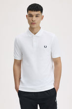 Cargar imagen en el visor de la galería, POLO LISO FRED PERRY BLANCO