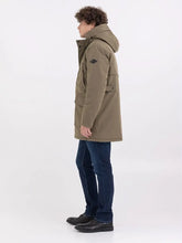 Cargar imagen en el visor de la galería, Oliba koloreko kaputxadun birziklatutako ehunezko jaka luzea