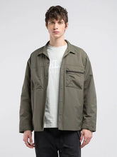 Cargar imagen en el visor de la galería, Poltsikodun alkandora-jaka erregularra, berdea