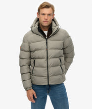 Cargar imagen en el visor de la galería, CAZADORA ACOLCHADA CON CAPUCHA KAKI CLARO