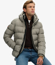 Cargar imagen en el visor de la galería, CAZADORA ACOLCHADA CON CAPUCHA KAKI CLARO