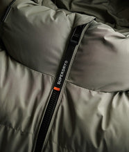 Cargar imagen en el visor de la galería, CAZADORA ACOLCHADA CON CAPUCHA KAKI CLARO