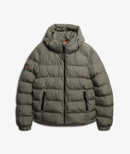 Cargar imagen en el visor de la galería, CAZADORA ACOLCHADA CON CAPUCHA KAKI CLARO