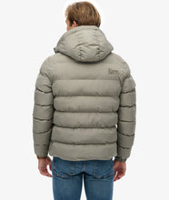 Cargar imagen en el visor de la galería, CAZADORA ACOLCHADA CON CAPUCHA KAKI CLARO