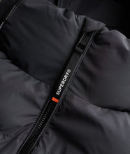 Cargar imagen en el visor de la galería, CAZADORA ACOLCHADA CON CAPUCHA GRIS