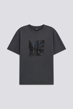 Cargar imagen en el visor de la galería, CAMISETA MANGA CORTA POSTER GRIS
