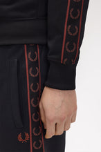 Cargar imagen en el visor de la galería, CHAQUETA CHANDAL CON CINTA CONTRASTADA NEGRA
